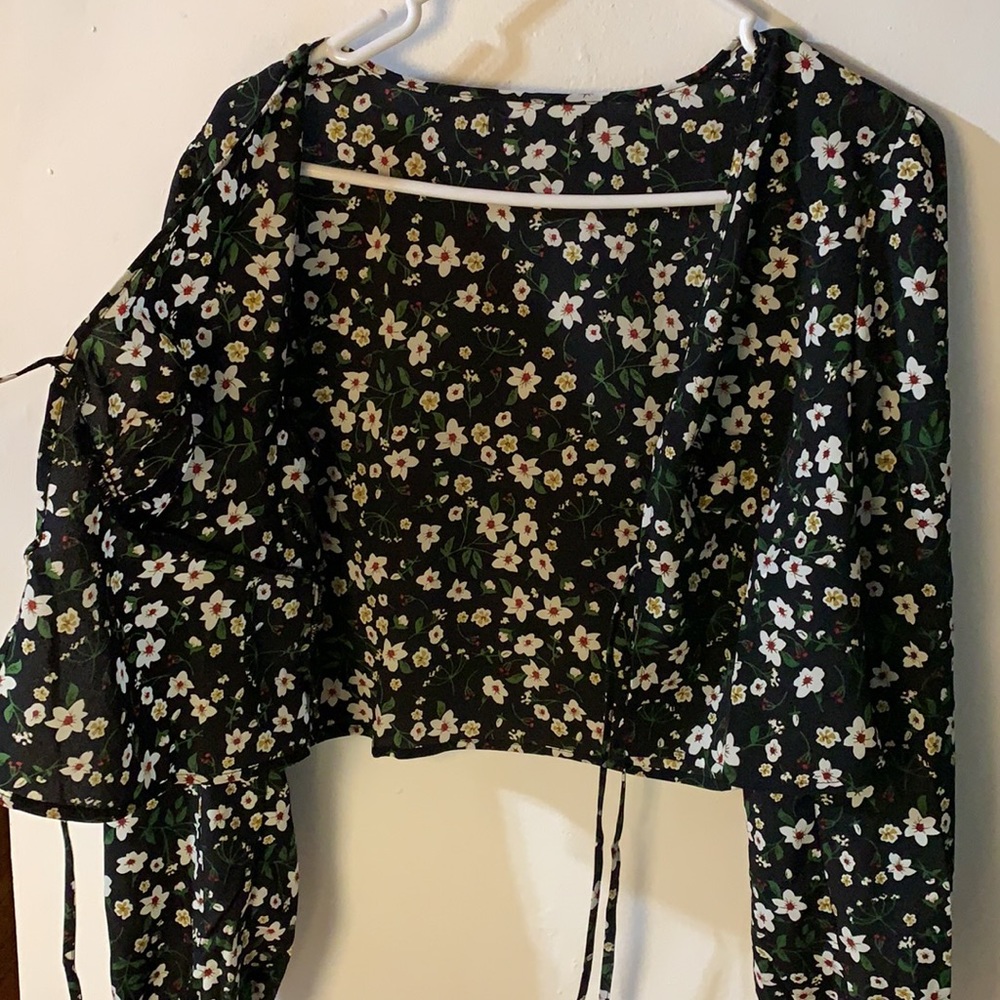 Black floral cropped top cardigan tie style open front tie front - Picture 8 of 8